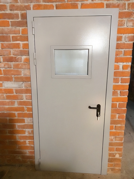 Дверь с остеклением Дверь с остеклением