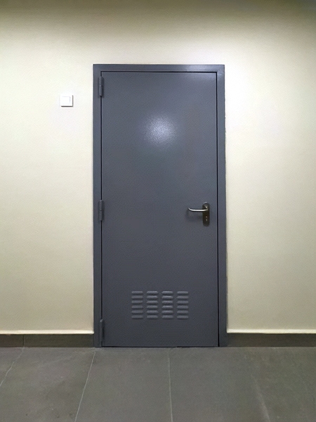 Дверь с пробивными отверстиями Дверь с пробивными отверстиями