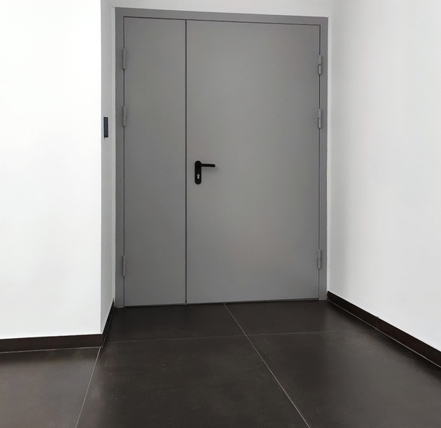 Серая полуторная дверь Серая полуторная дверь